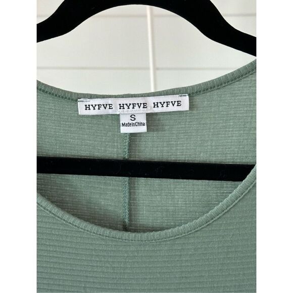 Scoop neck to with ruched drawstring sleeves sz small - Picture 2 of 5